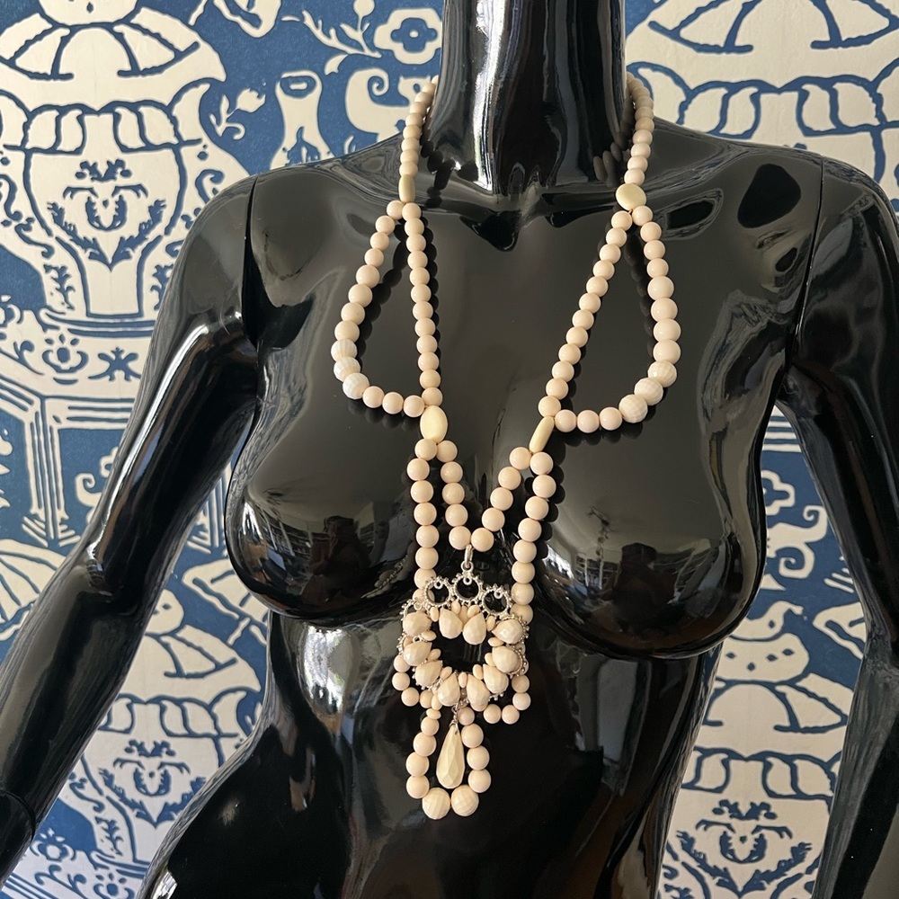 Banana Republic necklace ⚪️🤍